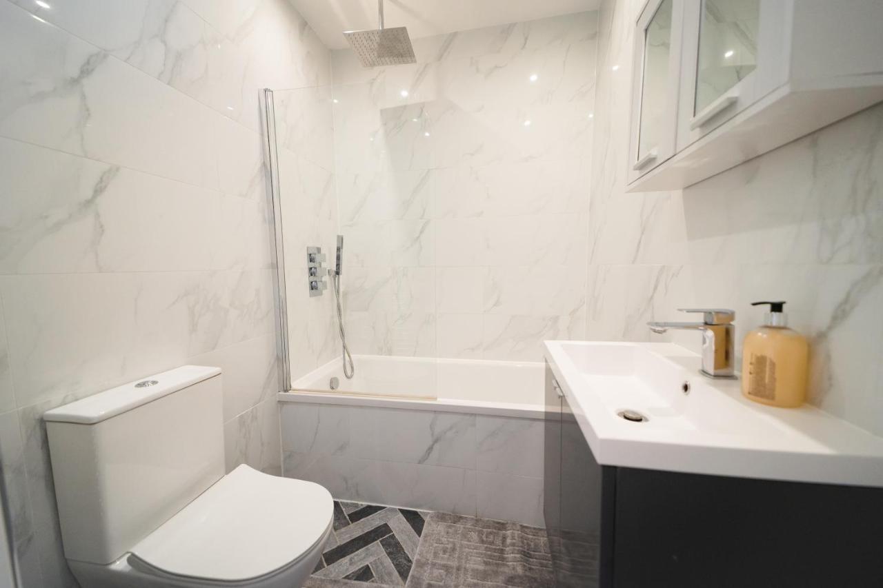 Star London Bell Lane 3-Bed Haven Apartment เฮนดอน ภายนอก รูปภาพ